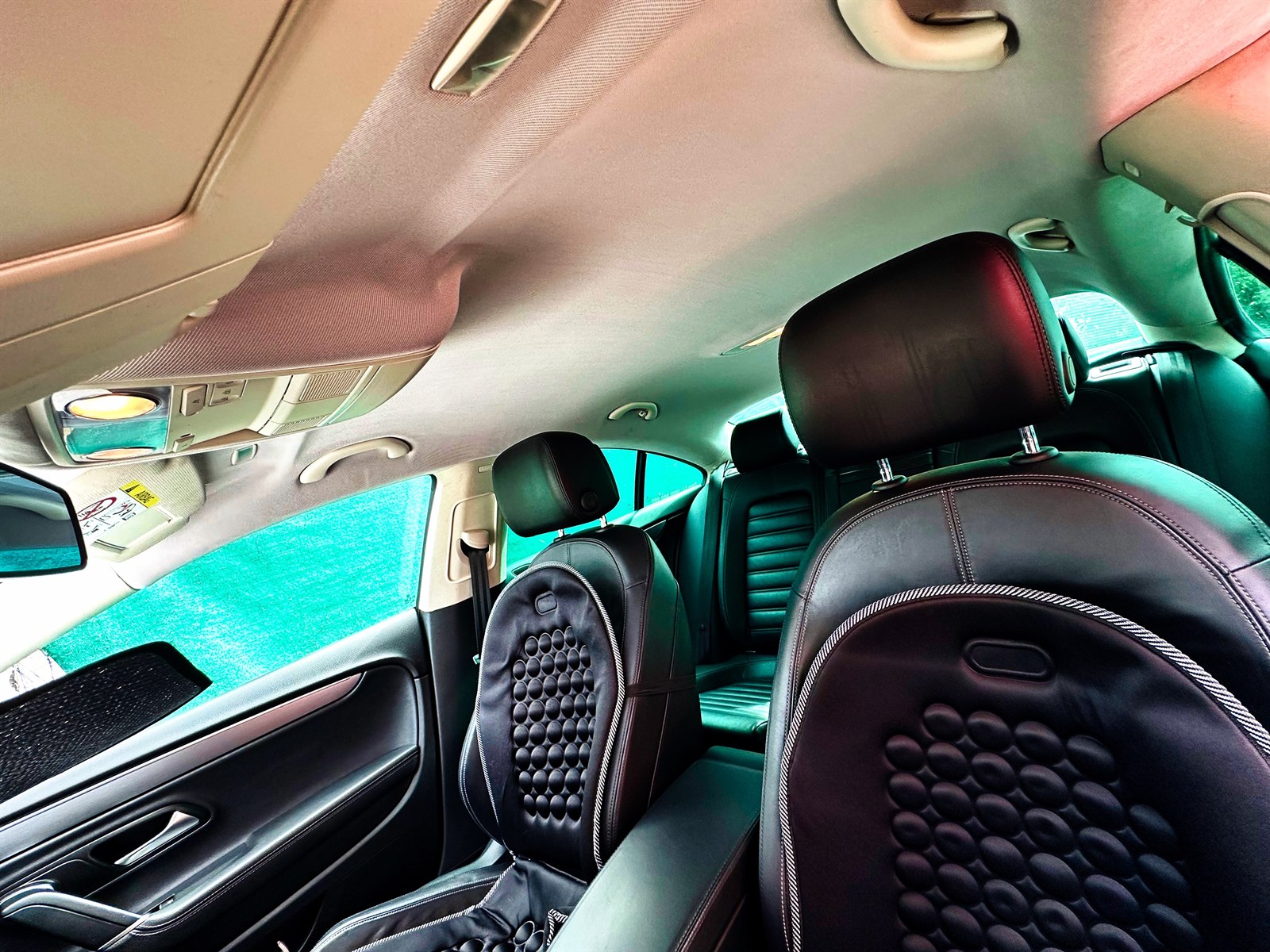 L’intérieur du taxi, avec ses sièges avant et ses places arrière